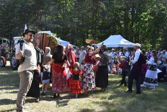 Turnieju Wsi. Hasło tegorocznej imprezy brzmiało „Cygańskim taborem do Okrągłego".