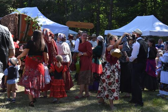 Turnieju Wsi. Hasło tegorocznej imprezy brzmiało „Cygańskim taborem do Okrągłego".