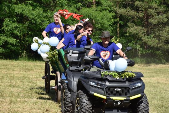 Turnieju Wsi. Hasło tegorocznej imprezy brzmiało „Cygańskim taborem do Okrągłego".