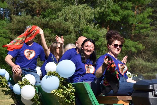 Turnieju Wsi. Hasło tegorocznej imprezy brzmiało „Cygańskim taborem do Okrągłego".