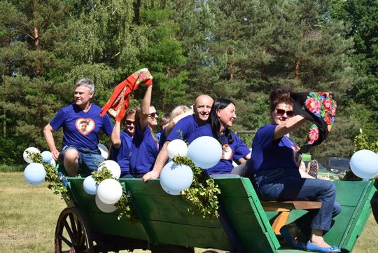 Turnieju Wsi. Hasło tegorocznej imprezy brzmiało „Cygańskim taborem do Okrągłego".