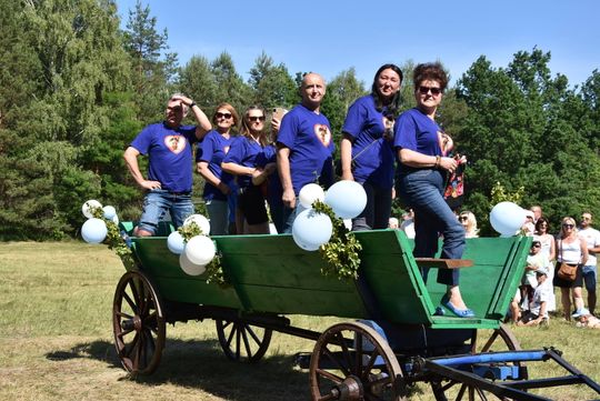 Turnieju Wsi. Hasło tegorocznej imprezy brzmiało „Cygańskim taborem do Okrągłego".