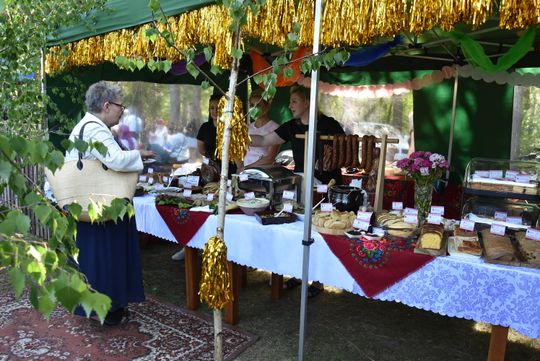 Turnieju Wsi. Hasło tegorocznej imprezy brzmiało „Cygańskim taborem do Okrągłego".