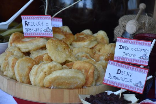 Turnieju Wsi. Hasło tegorocznej imprezy brzmiało „Cygańskim taborem do Okrągłego".