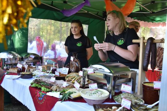 Turnieju Wsi. Hasło tegorocznej imprezy brzmiało „Cygańskim taborem do Okrągłego".