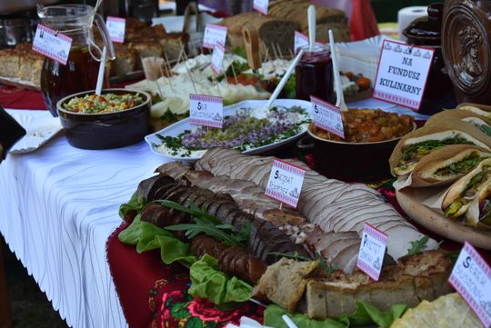 Turnieju Wsi. Hasło tegorocznej imprezy brzmiało „Cygańskim taborem do Okrągłego".