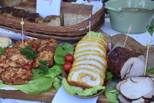 Turnieju Wsi. Hasło tegorocznej imprezy brzmiało „Cygańskim taborem do Okrągłego".