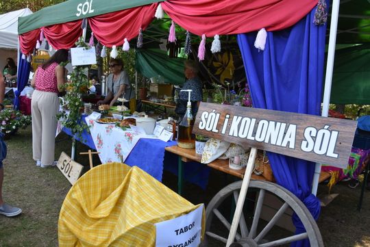 Turnieju Wsi. Hasło tegorocznej imprezy brzmiało „Cygańskim taborem do Okrągłego".