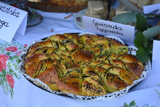 Turnieju Wsi. Hasło tegorocznej imprezy brzmiało „Cygańskim taborem do Okrągłego".