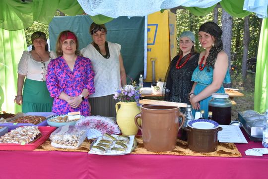 Turnieju Wsi. Hasło tegorocznej imprezy brzmiało „Cygańskim taborem do Okrągłego".
