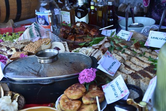 Turnieju Wsi. Hasło tegorocznej imprezy brzmiało „Cygańskim taborem do Okrągłego".