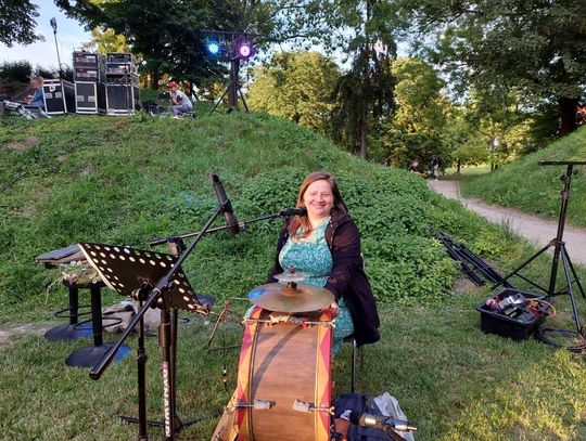 Magiczna Noc Świętojańska w Zamościu – taniec, ogień i śpiew przyciągnęły tłumy do Parku Miejskiego