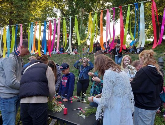 Magiczna Noc Świętojańska w Zamościu – taniec, ogień i śpiew przyciągnęły tłumy do Parku Miejskiego