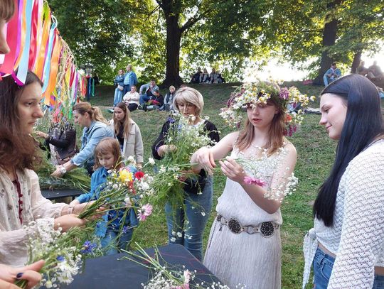 Magiczna Noc Świętojańska w Zamościu – taniec, ogień i śpiew przyciągnęły tłumy do Parku Miejskiego