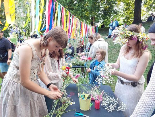 Magiczna Noc Świętojańska w Zamościu – taniec, ogień i śpiew przyciągnęły tłumy do Parku Miejskiego