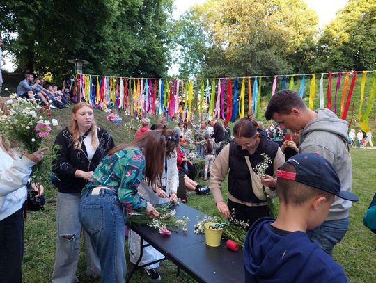 Magiczna Noc Świętojańska w Zamościu – taniec, ogień i śpiew przyciągnęły tłumy do Parku Miejskiego