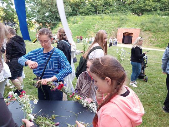 Magiczna Noc Świętojańska w Zamościu – taniec, ogień i śpiew przyciągnęły tłumy do Parku Miejskiego