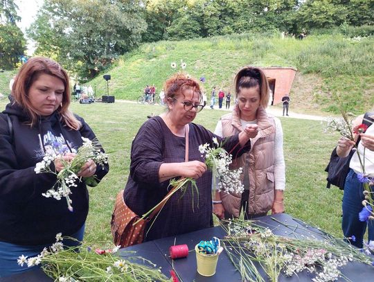 Magiczna Noc Świętojańska w Zamościu – taniec, ogień i śpiew przyciągnęły tłumy do Parku Miejskiego