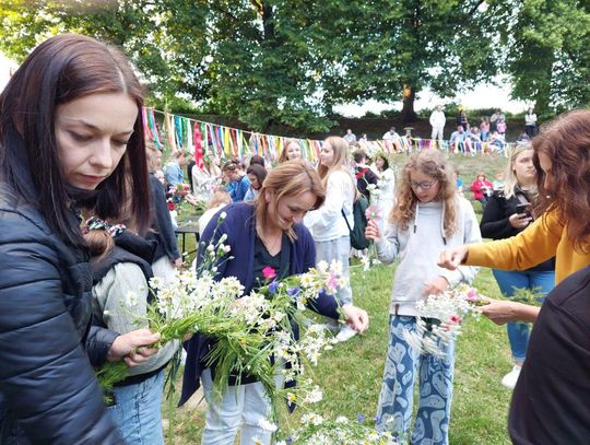 Magiczna Noc Świętojańska w Zamościu – taniec, ogień i śpiew przyciągnęły tłumy do Parku Miejskiego
