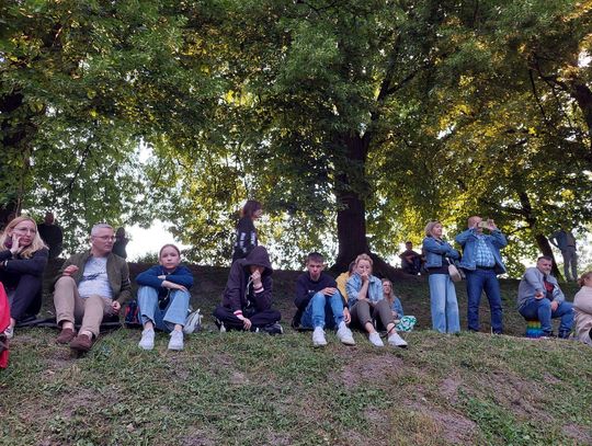 Magiczna Noc Świętojańska w Zamościu – taniec, ogień i śpiew przyciągnęły tłumy do Parku Miejskiego