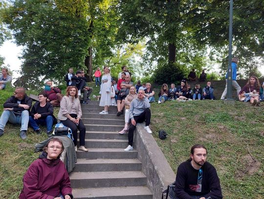 Magiczna Noc Świętojańska w Zamościu – taniec, ogień i śpiew przyciągnęły tłumy do Parku Miejskiego