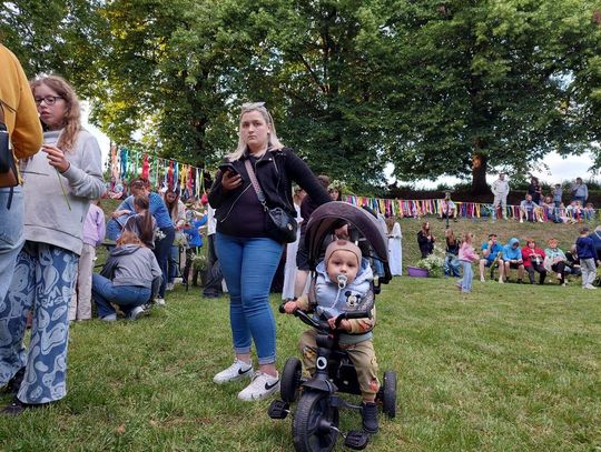 Magiczna Noc Świętojańska w Zamościu – taniec, ogień i śpiew przyciągnęły tłumy do Parku Miejskiego