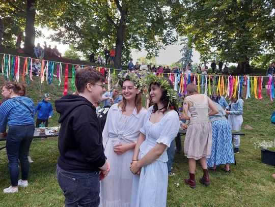 Magiczna Noc Świętojańska w Zamościu – taniec, ogień i śpiew przyciągnęły tłumy do Parku Miejskiego