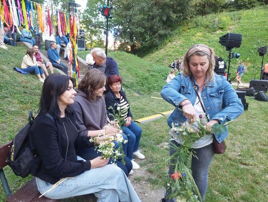 Magiczna Noc Świętojańska w Zamościu – taniec, ogień i śpiew przyciągnęły tłumy do Parku Miejskiego