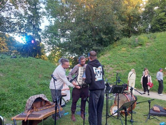 Magiczna Noc Świętojańska w Zamościu – taniec, ogień i śpiew przyciągnęły tłumy do Parku Miejskiego