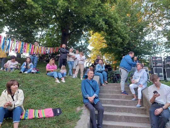 Magiczna Noc Świętojańska w Zamościu – taniec, ogień i śpiew przyciągnęły tłumy do Parku Miejskiego