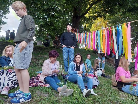 Magiczna Noc Świętojańska w Zamościu – taniec, ogień i śpiew przyciągnęły tłumy do Parku Miejskiego