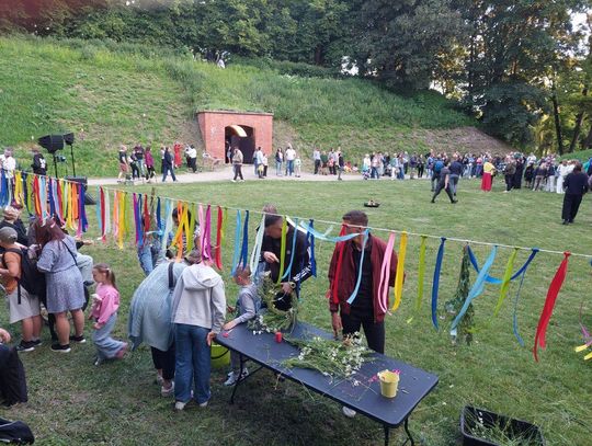 Magiczna Noc Świętojańska w Zamościu – taniec, ogień i śpiew przyciągnęły tłumy do Parku Miejskiego