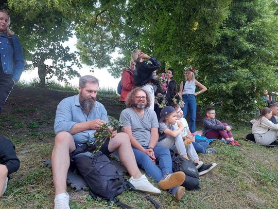 Magiczna Noc Świętojańska w Zamościu – taniec, ogień i śpiew przyciągnęły tłumy do Parku Miejskiego