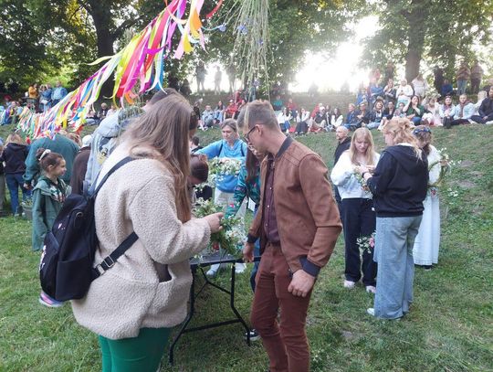 Magiczna Noc Świętojańska w Zamościu – taniec, ogień i śpiew przyciągnęły tłumy do Parku Miejskiego