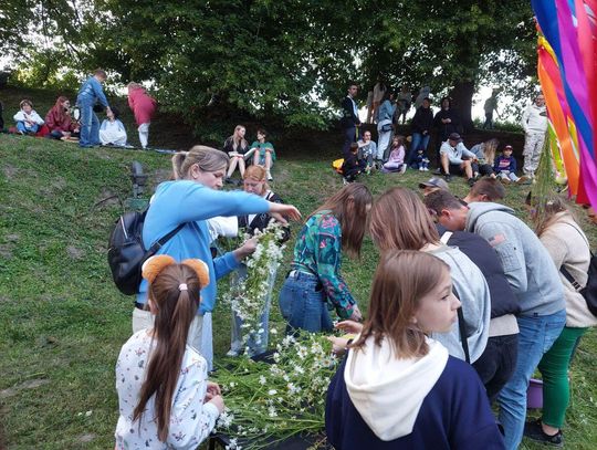 Magiczna Noc Świętojańska w Zamościu – taniec, ogień i śpiew przyciągnęły tłumy do Parku Miejskiego