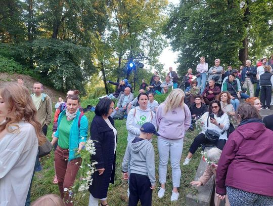 Magiczna Noc Świętojańska w Zamościu – taniec, ogień i śpiew przyciągnęły tłumy do Parku Miejskiego