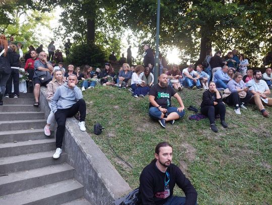 Magiczna Noc Świętojańska w Zamościu – taniec, ogień i śpiew przyciągnęły tłumy do Parku Miejskiego