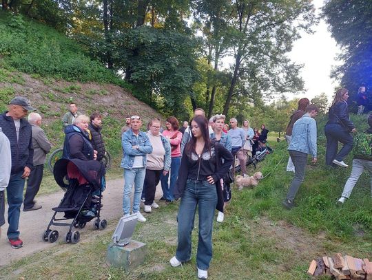 Magiczna Noc Świętojańska w Zamościu – taniec, ogień i śpiew przyciągnęły tłumy do Parku Miejskiego