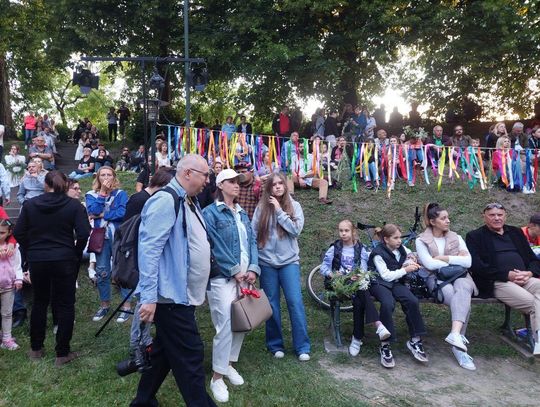 Magiczna Noc Świętojańska w Zamościu – taniec, ogień i śpiew przyciągnęły tłumy do Parku Miejskiego