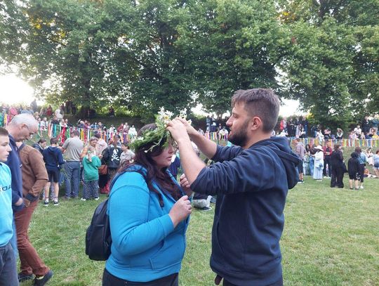 Magiczna Noc Świętojańska w Zamościu – taniec, ogień i śpiew przyciągnęły tłumy do Parku Miejskiego