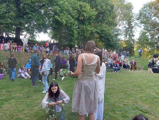 Magiczna Noc Świętojańska w Zamościu – taniec, ogień i śpiew przyciągnęły tłumy do Parku Miejskiego