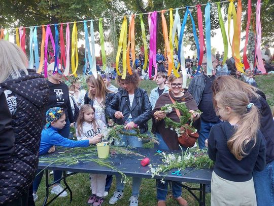 Magiczna Noc Świętojańska w Zamościu – taniec, ogień i śpiew przyciągnęły tłumy do Parku Miejskiego