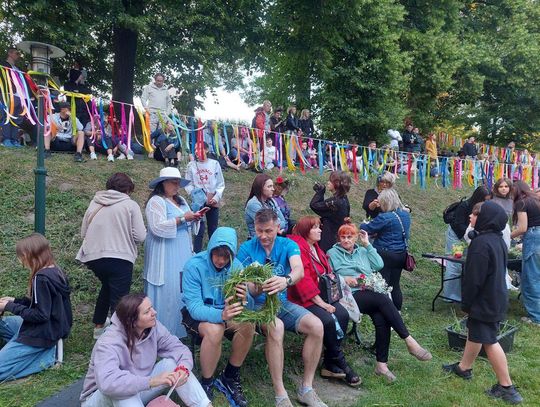 Magiczna Noc Świętojańska w Zamościu – taniec, ogień i śpiew przyciągnęły tłumy do Parku Miejskiego