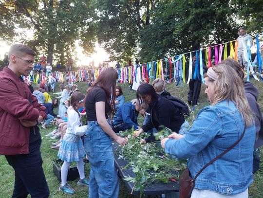 Magiczna Noc Świętojańska w Zamościu – taniec, ogień i śpiew przyciągnęły tłumy do Parku Miejskiego