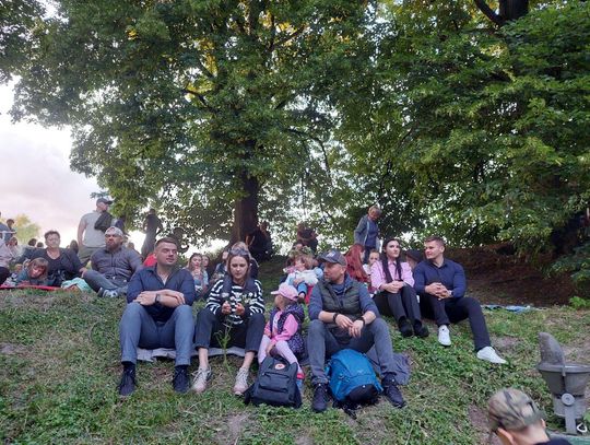 Magiczna Noc Świętojańska w Zamościu – taniec, ogień i śpiew przyciągnęły tłumy do Parku Miejskiego