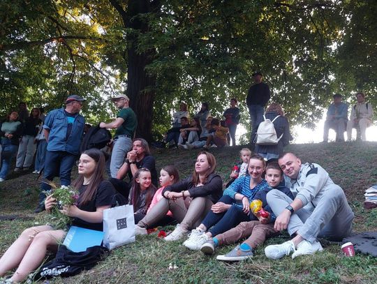 Magiczna Noc Świętojańska w Zamościu – taniec, ogień i śpiew przyciągnęły tłumy do Parku Miejskiego