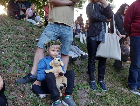 Magiczna Noc Świętojańska w Zamościu – taniec, ogień i śpiew przyciągnęły tłumy do Parku Miejskiego
