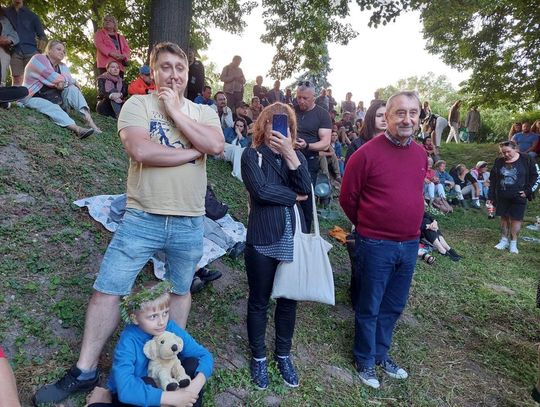 Magiczna Noc Świętojańska w Zamościu – taniec, ogień i śpiew przyciągnęły tłumy do Parku Miejskiego