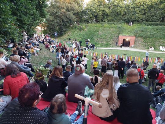 Magiczna Noc Świętojańska w Zamościu – taniec, ogień i śpiew przyciągnęły tłumy do Parku Miejskiego