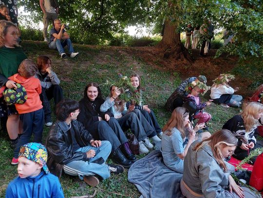 Magiczna Noc Świętojańska w Zamościu – taniec, ogień i śpiew przyciągnęły tłumy do Parku Miejskiego